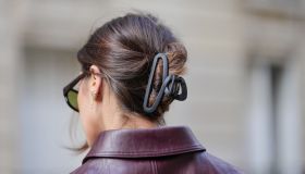 Il mollettone è tornato per regalarci un bouquet di acconciature anti-caldo. Ed è super glamour