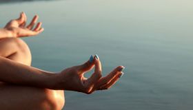 Mudra per migliorare il sonno: la pratica yoga delle mani