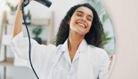 Abbiamo scovato il phon da viaggio che asciuga velocemente e lascia capelli wow