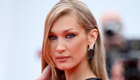Pelle baciata dal sole tutto l’anno. Il segreto di Bella Hadid che puoi avere anche tu