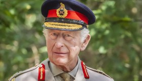 Re Carlo, dal proprio letto a un martini miscelato: viaggiare “leggeri” non è regale