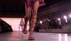 Sandali bassi di tendenza: 5 flat shoes anti-caldo da collezionare per l’estate 2025