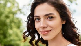 Cancella i segni della fatica da rientro sul tuo viso con questa combo di prodotti. Non potrai più farne a meno