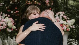Taylor Swift sposa il suo Travis Kelce, l’annuncio dopo due anni e l’anello da sogno