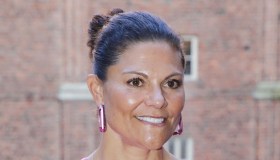 Vittoria di Svezia fuori dalle righe, il Barbie style con tacchi a spillo