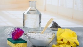 Aceto e bicarbonato, il trucco per pulire il parabrezza e i fari dell’auto