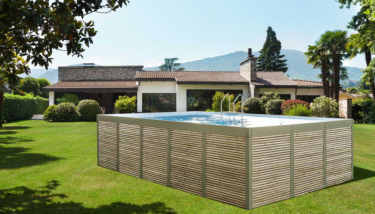 Piscina fuori terra Antea con pannelli in bambù naturale in un ampio giardino privato