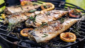 Barbecue di pesce, quali tipi scegliere e come non farli attaccare