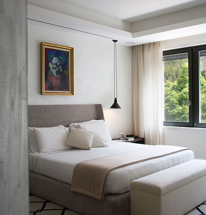 Camera da letto moderna con arredi neutri e finestra affacciata sul verde a Brera