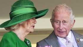 Re Carlo vende un vaso di nozze a 4.615 euro e se ne torna a Londra