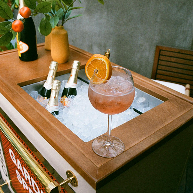 Carrello bar estivo con prosecco e cocktail pronto da servire