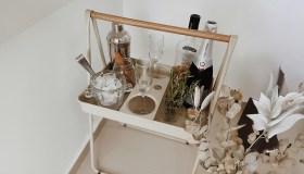 Il ritorno del carrello bar, arredo di tendenza per l’estate 2025