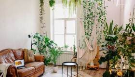 Casa romantica tendenza 2025, arredamento con fiori, merletti e linee morbide