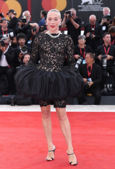 Chloe Sevigny in "tutù" a Venezia 82