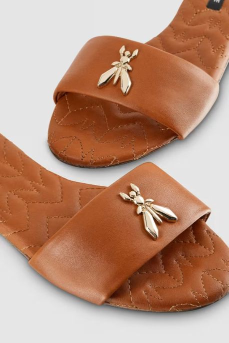 Sandali bassi di tendenza: 5 flat shoes anti-caldo da collezionare per l'estate 2025