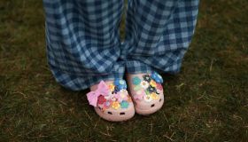 I charm si mettono ovunque, anche sulle ciabatte più comode e indossate in estate