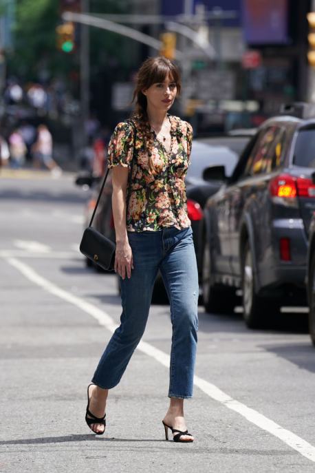 Movie Look Addicted: "Material Love", ode ai look di Dakota Johnson nella rom-com anni Novanta