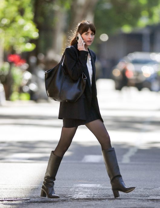 Movie Look Addicted: "Material Love", ode ai look di Dakota Johnson nella rom-com anni Novanta