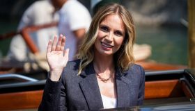 Emanuela Fanelli in tailleur per l’approdo a Venezia: la conduttrice è già la più chic