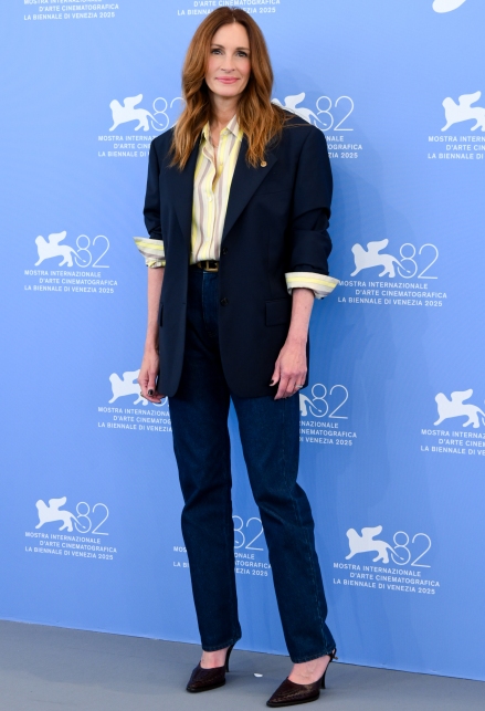 Il primo look "da giorno" di Julia Roberts a Venezia 82