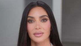 Kim Kardashian lancia una maschera per il visto, la prende in giro anche Anthony Hopkins