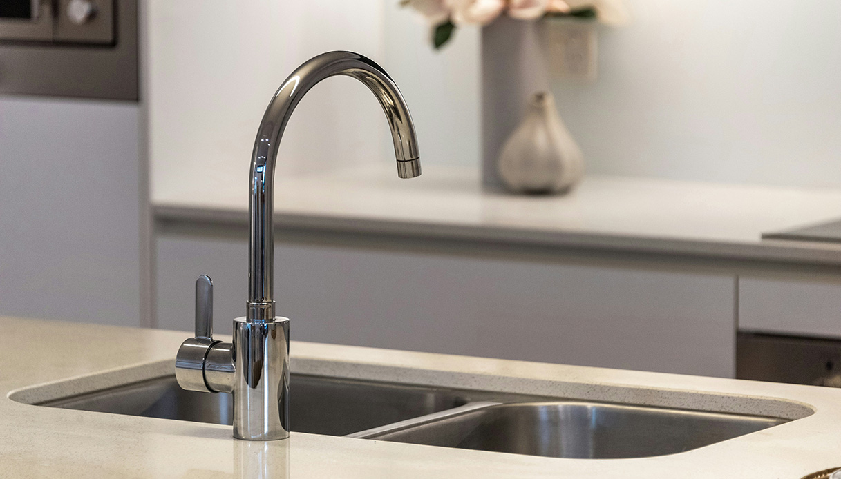 Lavello cucina in acciaio inox a doppia vasca con rubinetto cromato