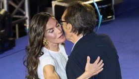 Letizia di Spagna in bianco bacia un altro. E gioca con gli accessori