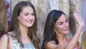 Letizia di Spagna, l’abito romantico e sofisticato che tutte vorremmo. E Leonor punta sul low cost