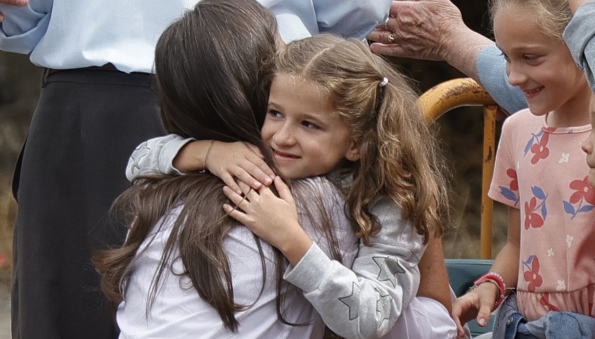 Letizia di Spagna abbraccia una bambina 