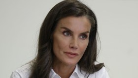 Letizia di Spagna torna al lavoro, il tenero abbraccio durante la visita con Felipe