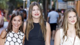 Letizia di Spagna cede al sandalo, Leonor e Sofia in vacanza la copiano