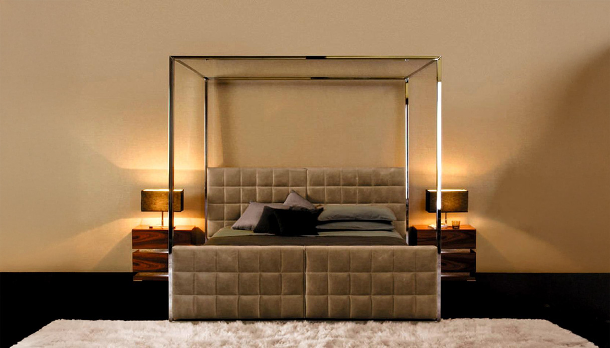 Letto a baldacchino moderno in velluto con struttura metallica lucida, stile hollywoodiano