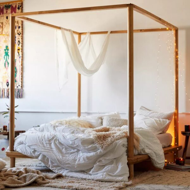 Letto a baldacchino minimalista in legno chiaro con drappi bianchi, stile boh&eacute;mien e naturale