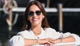 Miriam Leone incanta il Festival di Venezia con il mini tailleur bianco