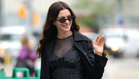 L’outfit total black visto ad Anne Hathaway è l’unica cosa che vogliamo indossare questo autunno