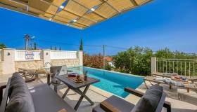 Piscine interrate 2025, tendenze di design, tecnologia e benessere