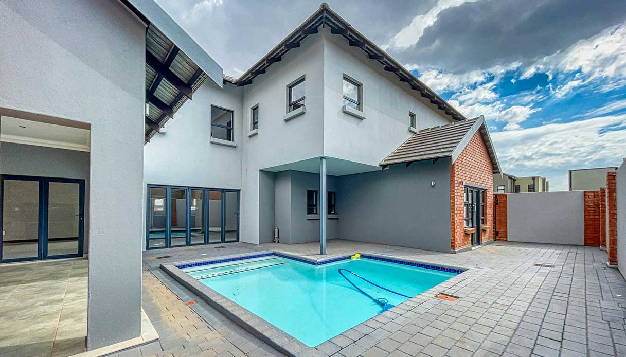 Piscina interrata nel cortile di casa