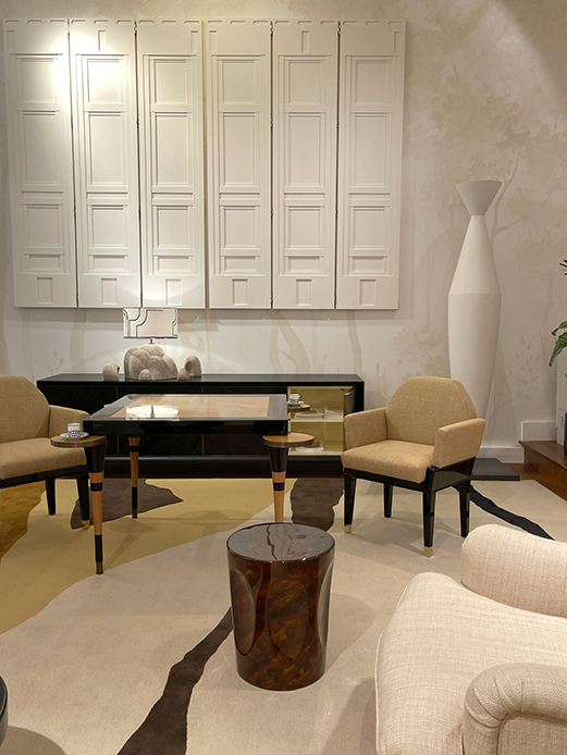 Salotto moderno con poltrone beige e tavolino in pietra naturale, arredo di design con richiami materici e minimalisti