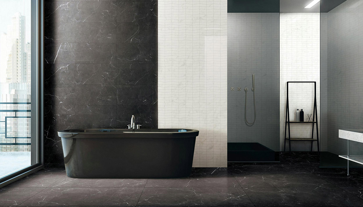 Bagno di lusso con vasca nera freestanding, rivestimenti in marmo scuro e pareti bianche a contrasto, interior design contemporaneo