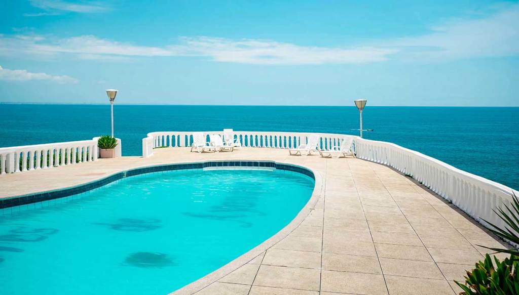 Un classico intramontabile: eleganza, relax e connessione diretta con il paesaggio marino.