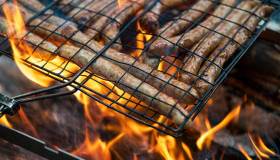 Cucina outdoor, griglia o forno a legna? La guida per le tue cene estive