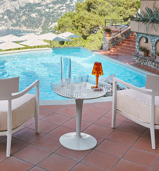 Vassoio PIAZZA di Kartell, design di Fabio Novembre, su tavolo bianco in terrazza con vista piscina