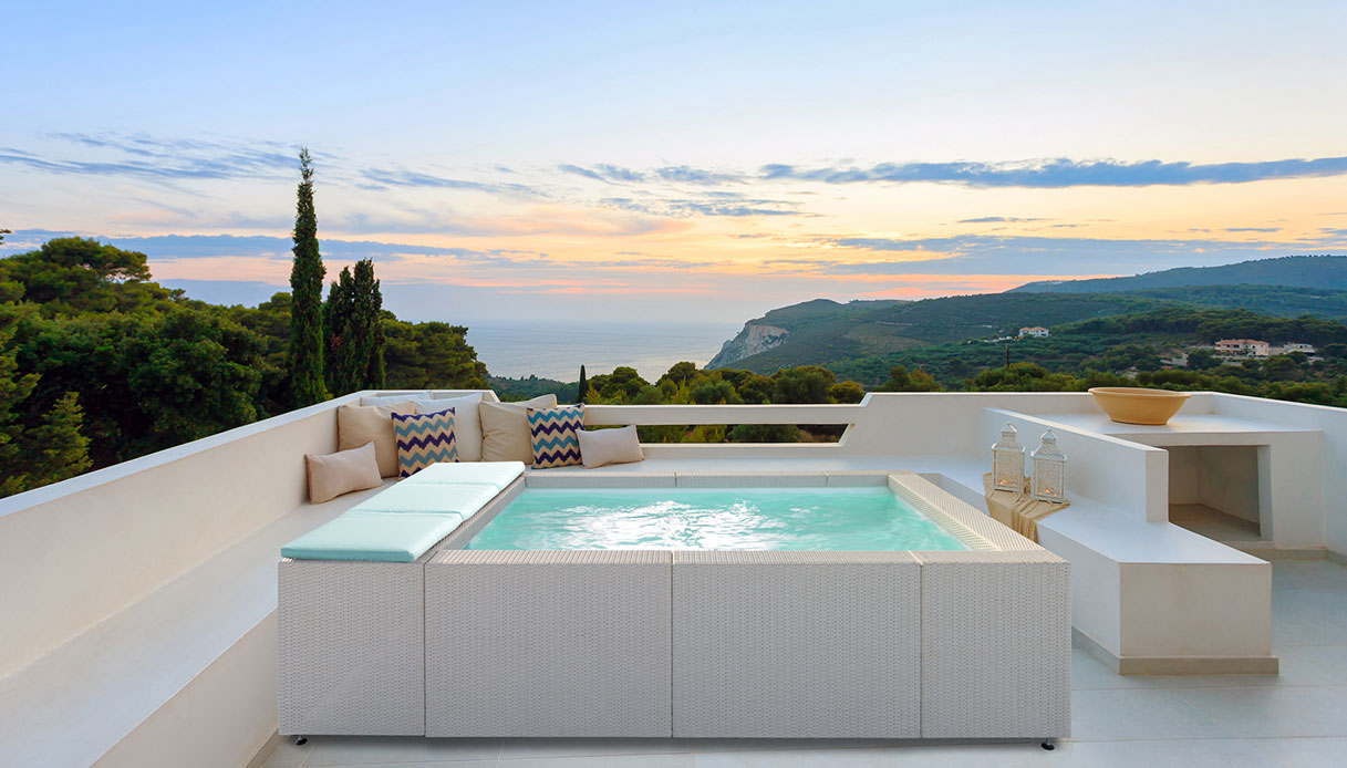 Minipiscina Playa bianca con sedute integrate e vista mare mozzafiato
