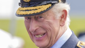Re Carlo cerca collaboratori per Buckingham Palace mentre Camilla corre da sola a York