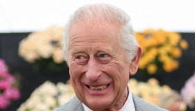 Re Carlo lancia le giacche in tweed per cani (a quasi 50 sterline l’una)