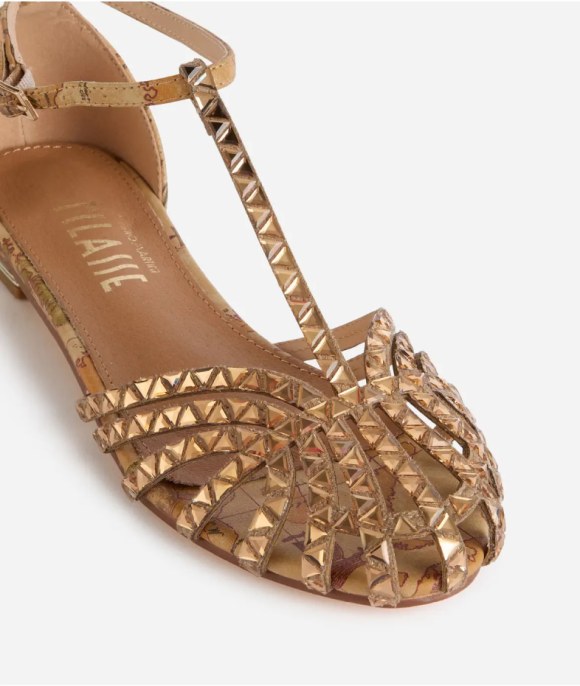 Sandali bassi di tendenza: 5 flat shoes anti-caldo da collezionare per l'estate 2025