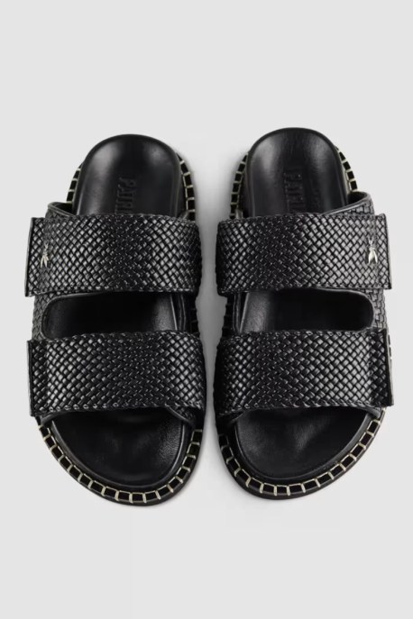 Sandali bassi di tendenza: 5 flat shoes anti-caldo da collezionare per l'estate 2025