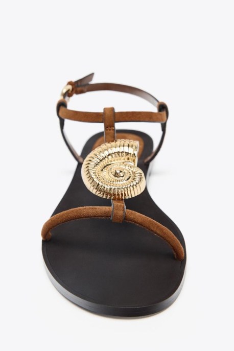 Sandali bassi di tendenza: 5 flat shoes anti-caldo da collezionare per l'estate 2025