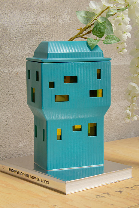 Vaso Velaschino di Seletti, design Niccolò Spirito, in ceramica turchese, ispirato alla Torre Velasca di Milano