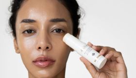 Lo stick All-in-One al tartufo bianco è la nostra nuova ossessione per la cura della pelle